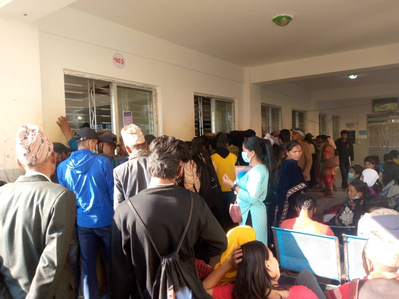 दशैँ, तिहारपछि जिल्ला प्रशासन कार्यालयमा सेवाग्राहीको भिड, दैनिक कति आउँछन् सेवाग्राही ?