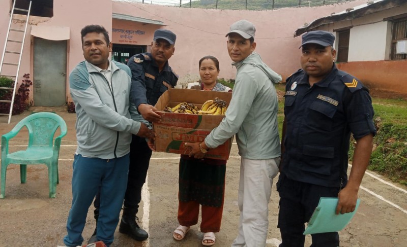 युवा व्यवसायी खड्काद्धारा कैदिबन्दीहरुलाई फलफुल वितरण 