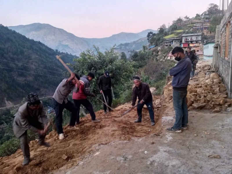 श्रमदान मार्फत ग्रामीण सडक निर्माण गर्दै अर्माका युवा 