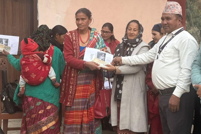 आठविसकोटका बाढीपीडितलाई जिकोपार्जनको लागि आर्थिक सहयोग 