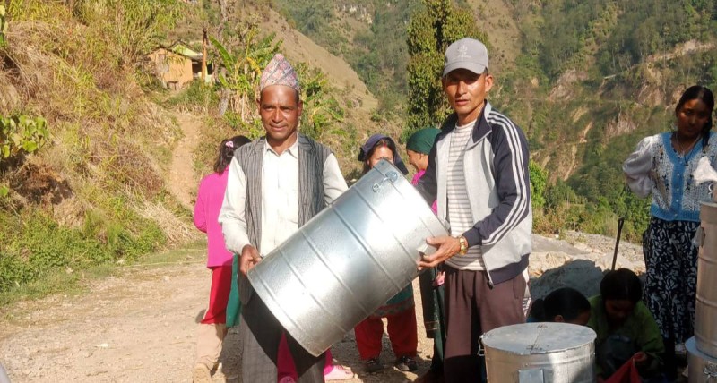 मुसिकोट १० का कृषकलाई मकैको बिउसहित कृषिजन्य सामग्री वितरण  