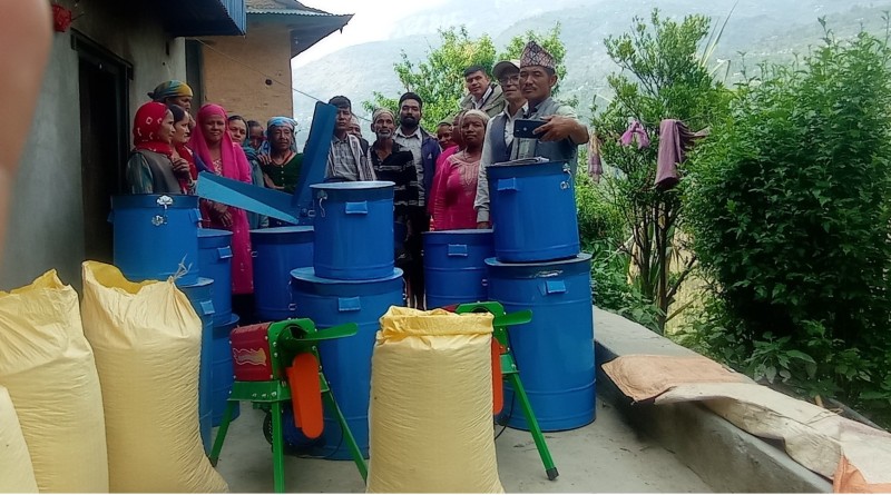 मुसिकोट ११ का कृषकलाई मकैको बिउसहित कृषि सामग्री वितरण 