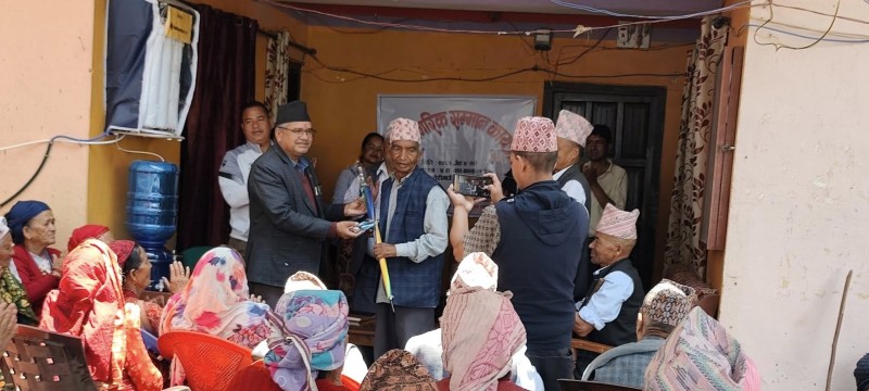 मुसिकोट ५ का ११७ जना जेष्ठ नागरिकलाई सम्मान स्वरुप छाता र टर्च लाइट वितरण 