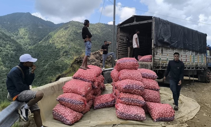 मुसिकोट १० चौरगाउँमा उत्पादन भएको १०३ क्विन्टल लसुन काठमाडौँ पठाइयो 