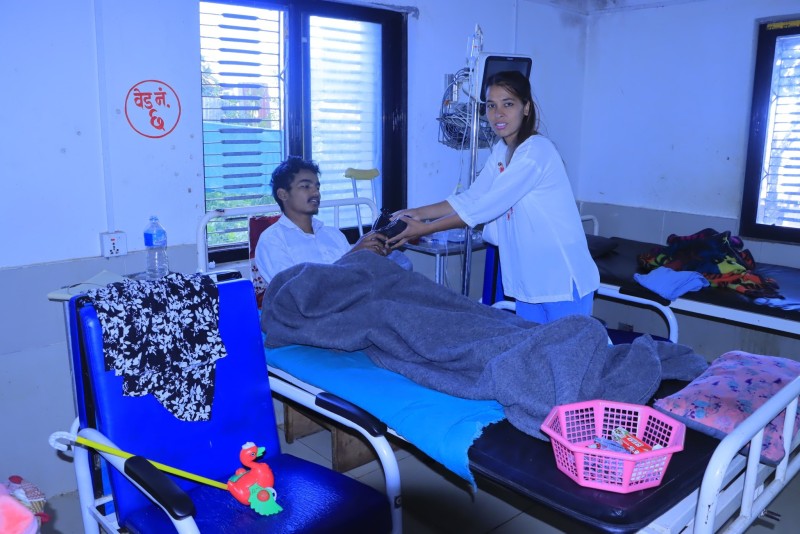 प्रेस यूनियनको ३४ औँ स्थापना दिवसको अवसरमा विरामीलाई फलफुल वितरण 