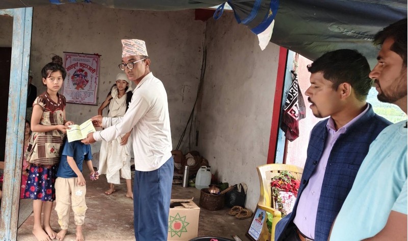 चौरजहारी घटना : पीडित बालबालिकाको लागि माओवादी केन्द्र चौरजहारीले गर्यो ५० हजार सहयोग 