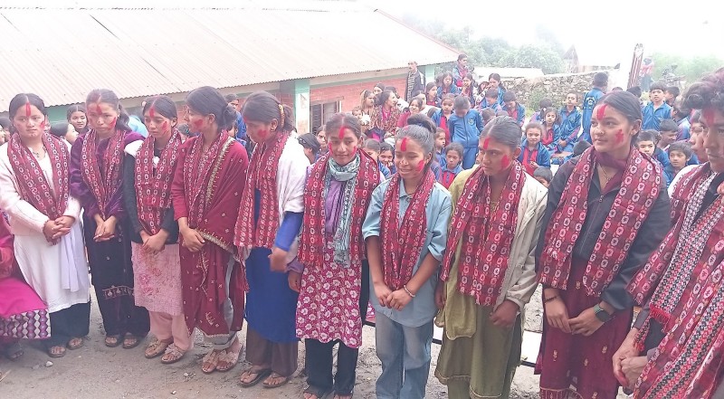 बालशिक्षा मावि गैरिनेटाबाट एसईइ परीक्षामा उर्तिण हुने विद्यार्थीलाई शैक्षिक सामग्री प्रदान 