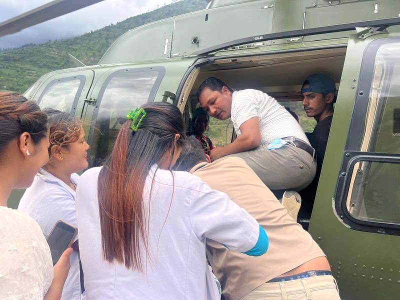 पाटागाउँकी एक सुत्केरी महिलाको हेलिकप्टर मार्फत उद्धार गरी सुर्खेत पठाइयो 