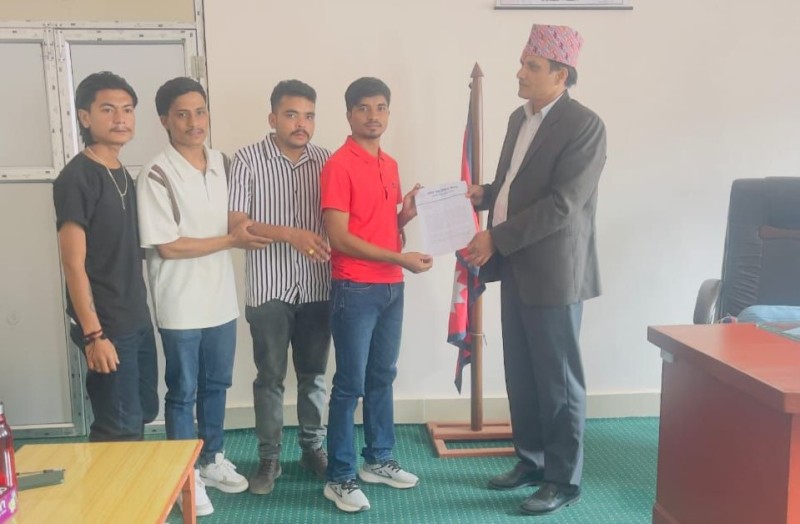 सचेत युवा समाज नेपालले विभन्न माग राख्दै जिल्ला प्रशासन कार्यालयमा ज्ञापन पत्र बुझायो