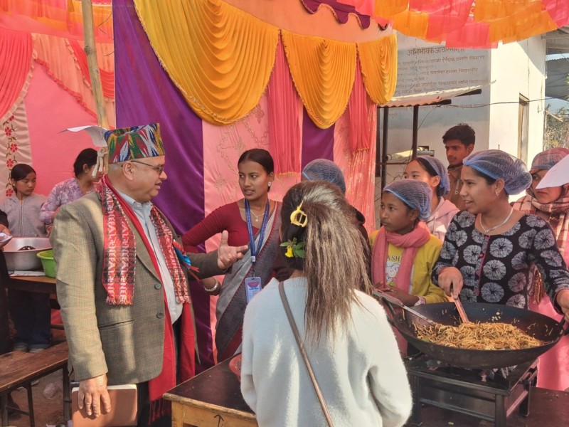 न्यु मुन लाइट बाेर्डिङमा खाद्य मेलाः विद्यार्थी आफैले खाना पकाएर बिक्री गरे