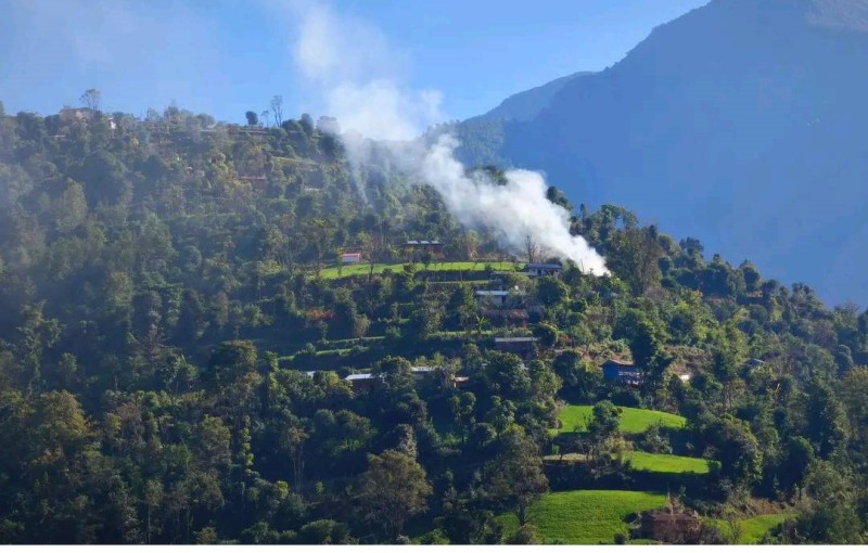 बाँफिकोट ४ मा विद्युत लाइन सट हुुँदा एक घरमा आगलागी 