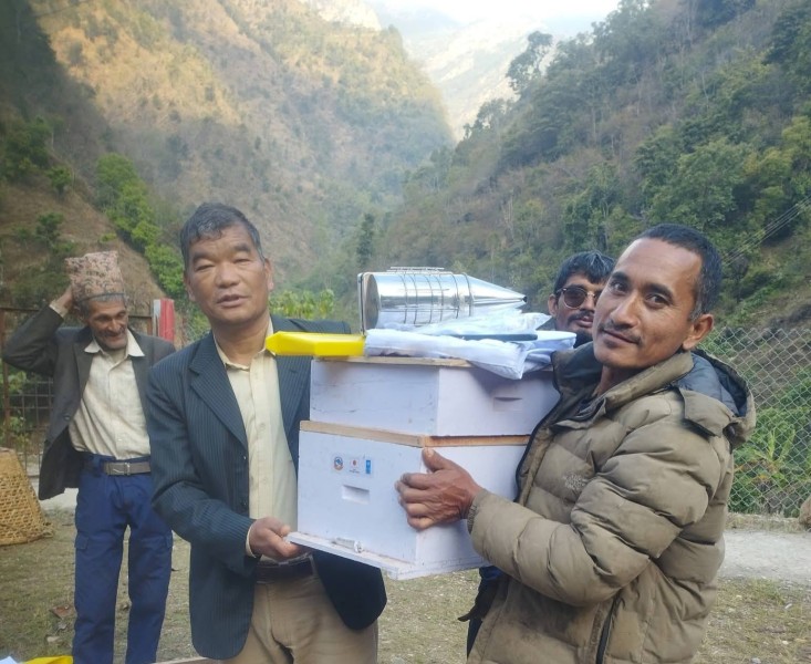 सानीभेरी ५ र ६ का ४१ जना कृषकलाई गाेलासहितकाे मौरीघार वितरण 