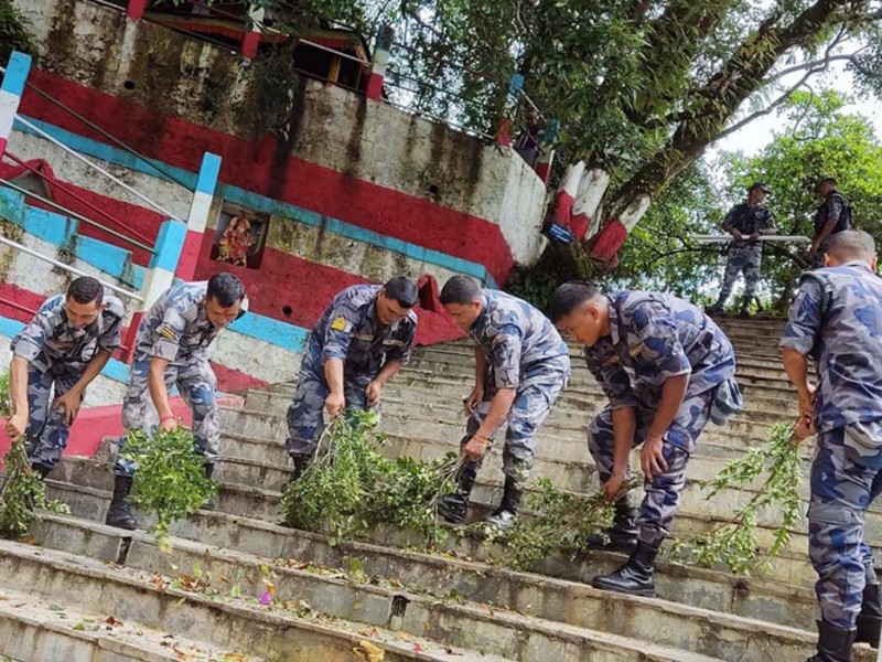 डिग्रे मन्दीरमा सशस्त्र प्रहरीको सरसफाई 
