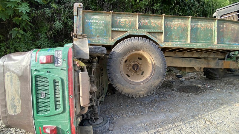 रोकिराखेको ट्याक्टर बच्चाले चलाउँदा अटाेमा क्षति