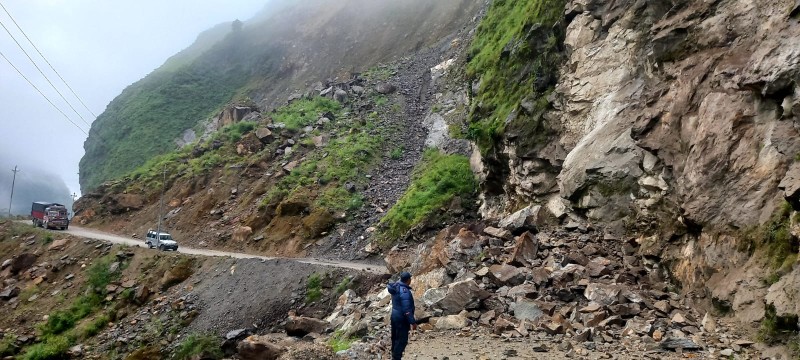 वर्षाका कारण देशभरका आठ राजमार्ग पूर्ण रूपमा अवरुद्ध