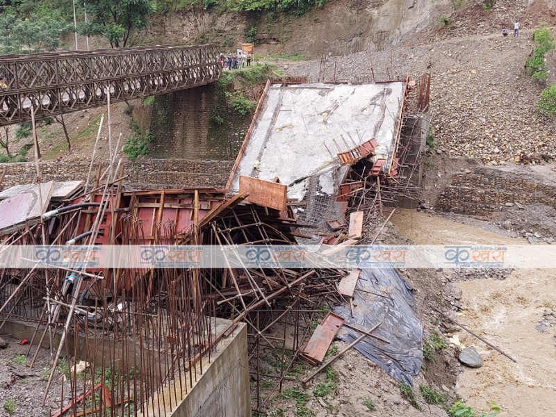 साँख खोलामा निर्माणाधिन माेटरेवल पुल बाढीले भत्कायो (भिडिओ सहित)