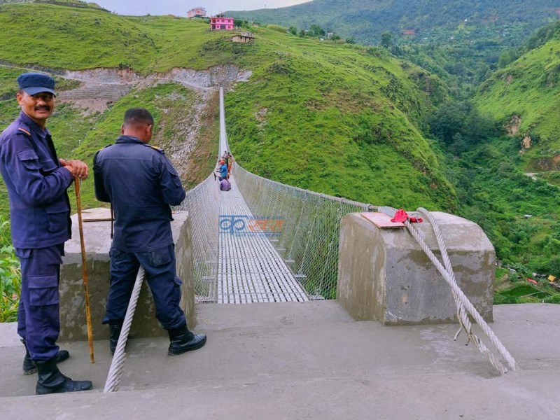 निर्माणाधिन पुलमा थेग्न नसकिने भिड बढेपछि रोक्न प्रहरी परिचालन 