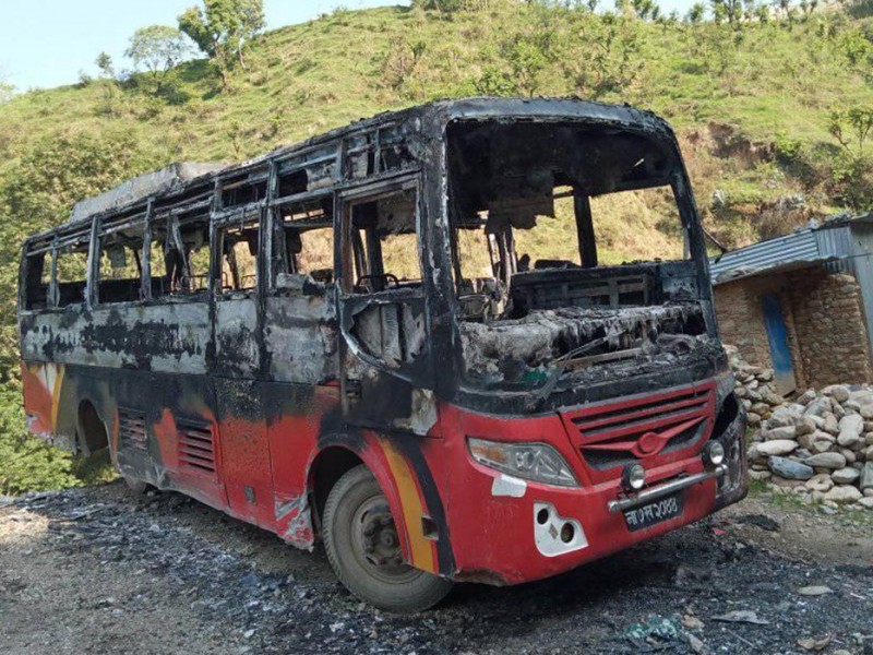 रोकि राखेको बसमा आगजनी 