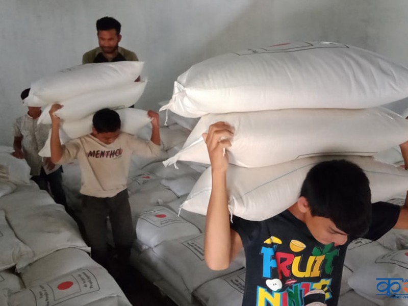 २० प्रतिशत छुटमा चामल बिक्रि वितरण