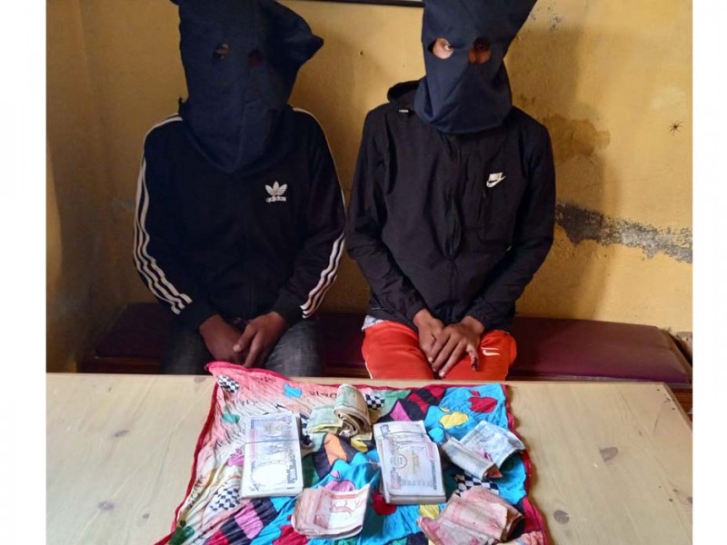 दुइ लाख ५० हजार चोरेको आरोपमा २ युवा पक्राउ 