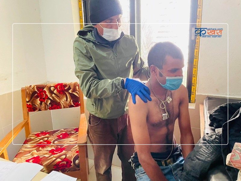 जिल्ला अस्पताल रुकुम पश्चिममा बिरामी जाँच्दै डा. गोविन्द केसी (फोटो फिचर)