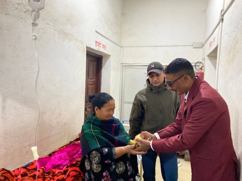 आफ्नाे एफ.एम.काे वार्षिकाेत्सवमा बिरामीलाई फलफुल वितरण