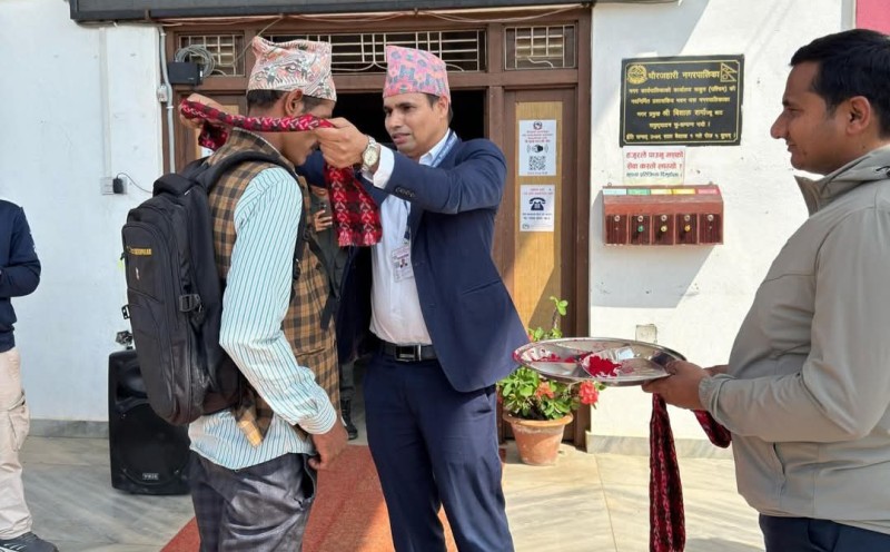 याे वर्षका पहिलाे सेवाग्राहीलाई चाैरजहारी नगरपालिकाको स्वागत