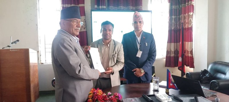 पूर्व प्रधानमन्त्री प्रचण्डद्वारा चाैरजहारी नगरपालिका कार्यालयकाे अवलोकन