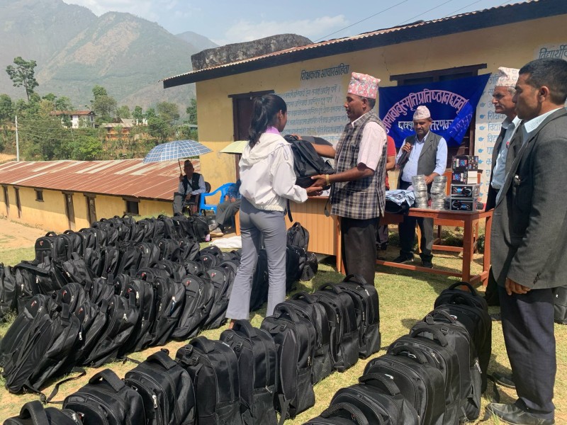 बाँफिकोटमा विपन्न परिवारका १२१ विद्यार्थीलाई शैक्षिक सामग्री वितण गरिँदै 