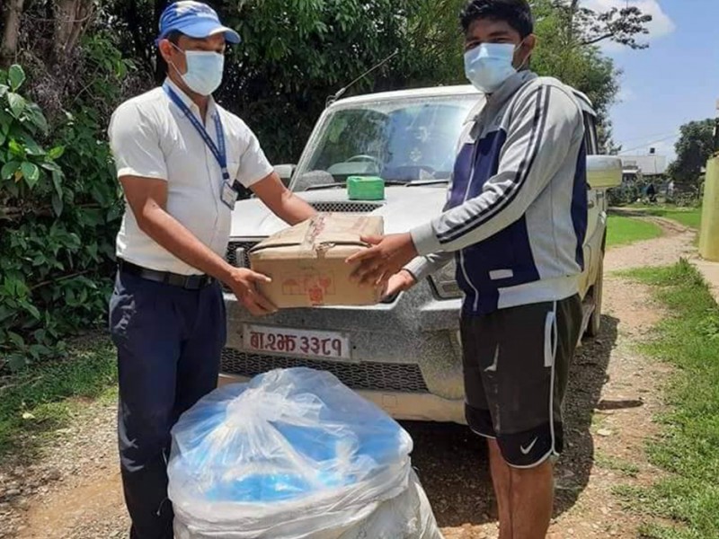 एक व्यक्तिले दिए त्रिवेणि गाउँपालिकालाई स्वास्थ्य सामग्री