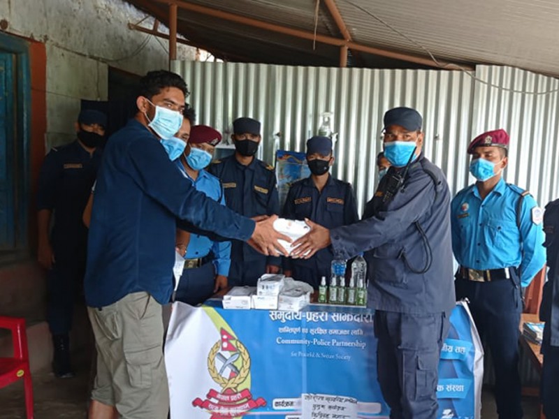 युवा संघद्धारा सुरक्षाकर्मीलाई स्वास्थ्य सामग्री सहयोग