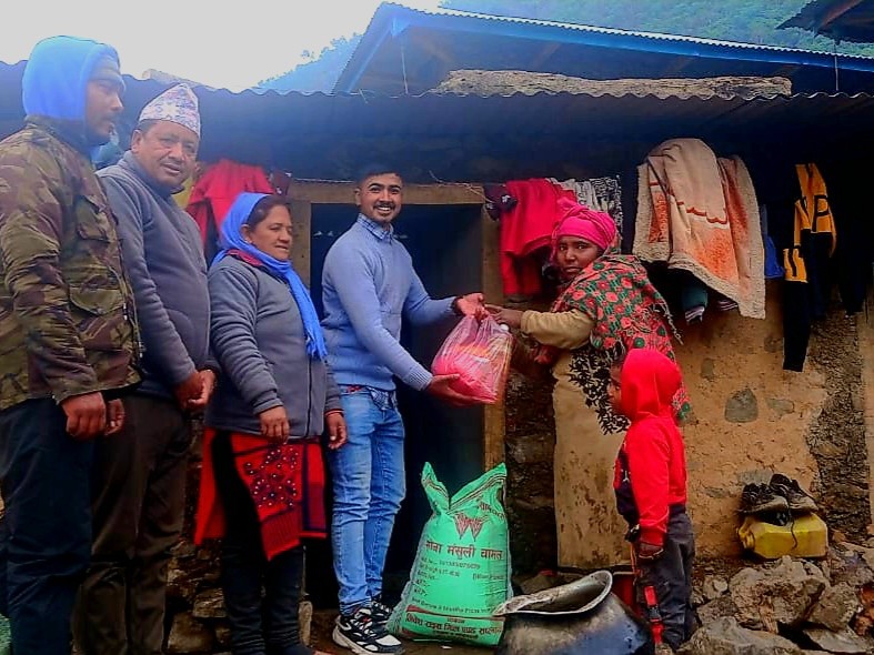 जन्मदिनमा विपन्न परिवारलाई खाद्यान्न सहयाेग