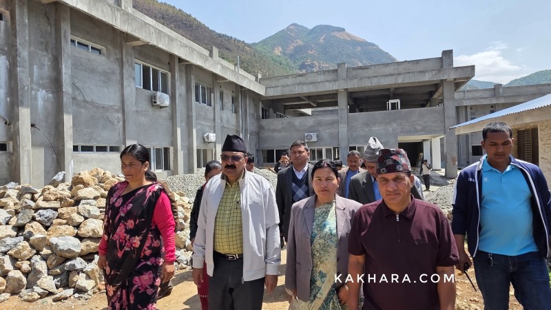 जिल्ला अस्पतालको निर्माणाधीन भवनको सांसदहरूद्वारा अनुगमन 