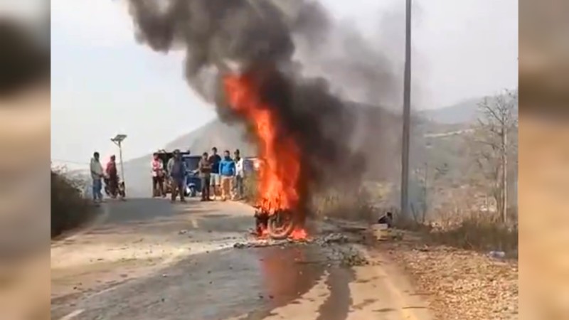 चौरजहारीमा गुडिरहेको मोटरसाइकलमा आगलागी