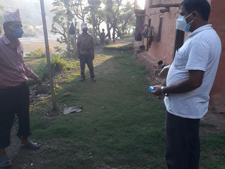 संक्रमितलाई भेट्न घरघर पुग्छन् वडाध्यक्ष