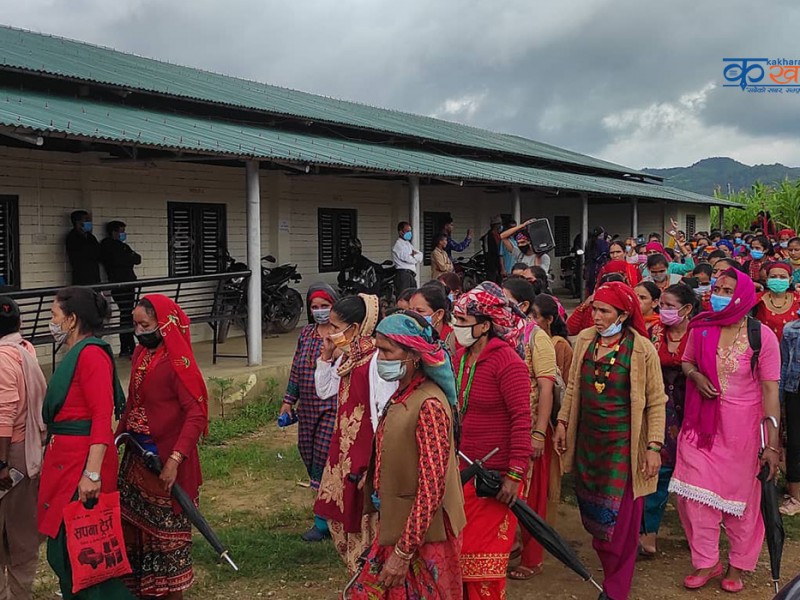मनकला हत्याका दोषिलाई कारबाहीको माग गर्दै महिलाहरु पुगे गाउँपालिकामा