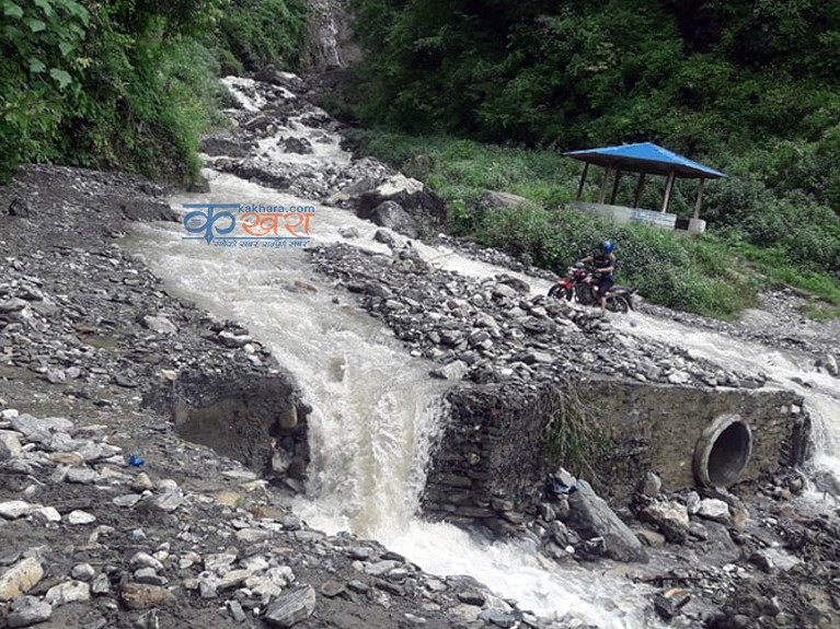 सोलाबाङ-धाउने-बालुवा सडक खण्ड अवरुद्ध