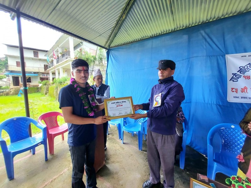 सम्पादक खड्का साहित्यिक पुरस्कारबाट पुरस्कृत