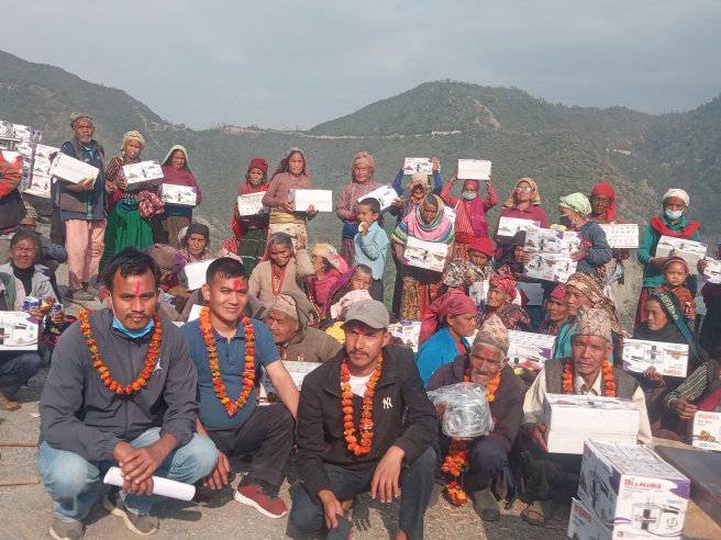 जेष्ठ नागरिकलाई प्रेसर कुकर प्रदान