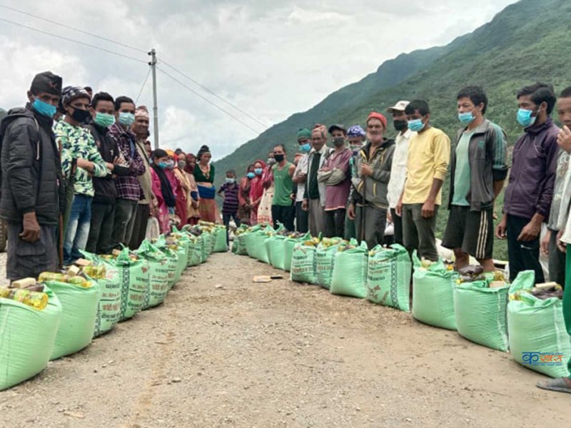 ३० घरपरिवारलाई राहत प्रदान