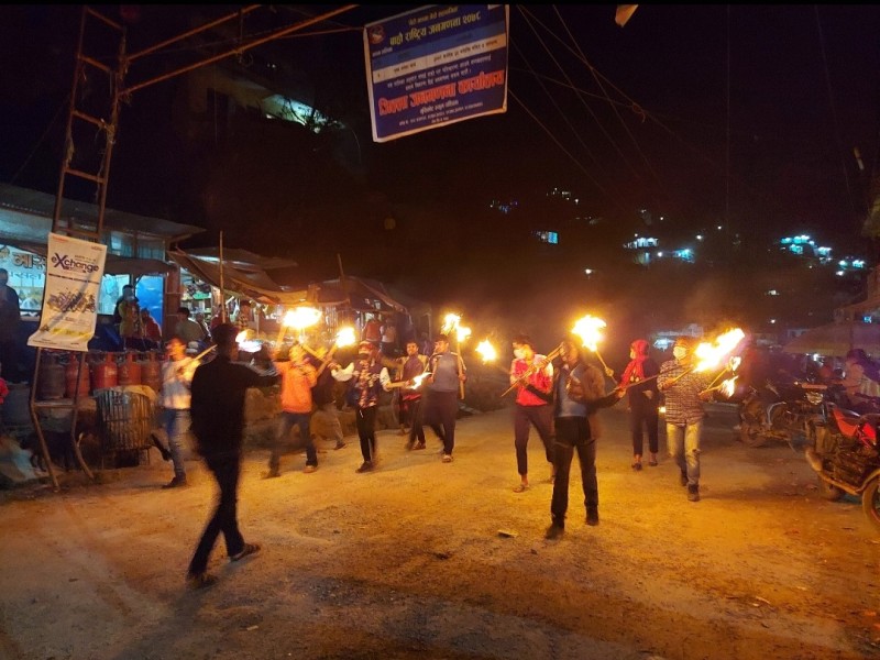इन्धनको मुल्य वृद्धिको विरोधमा नेकपा रुकुम पश्चिमको मसाल जुलुस