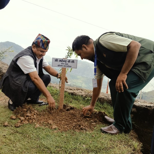 गणतन्त दिवसः जिल्ला प्रहरी कार्यालय  परिसरमा वृक्षारोपन 