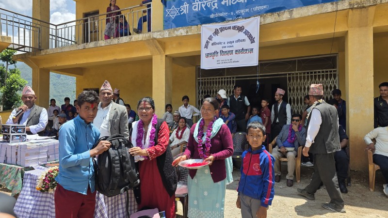बाँफिकोटका १२५ विद्यार्थीलाई आमा बाबु स्मृति प्रतिष्ठानकाे छात्रवृत्ति