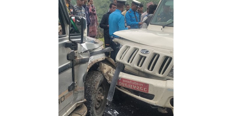 त्रिवेणीमा दुई जिप ठोक्किँदा तीन जना घाइते 