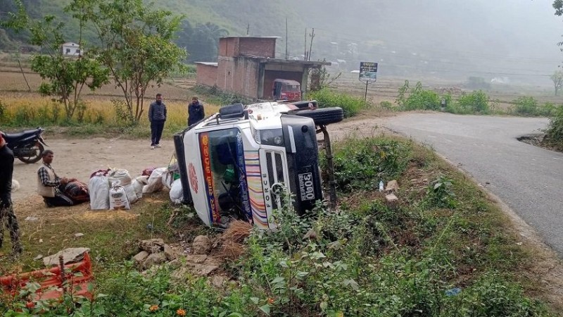 नेपालगन्जबाट रुकुम पश्चिम आउँदै गरेकाे गाडी सल्यानमा दुर्घटना 