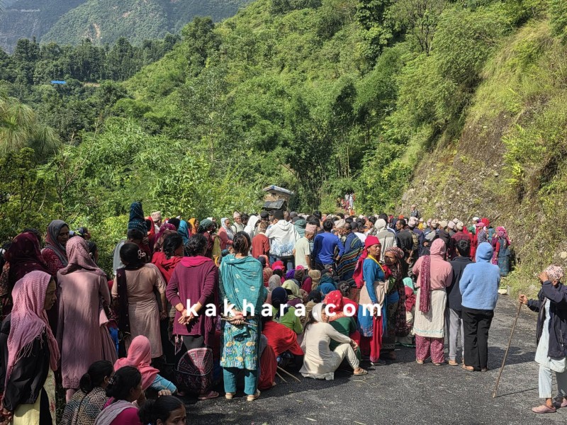 सल्यान दुर्घटनामा ज्यान गुमाएका तीन जनाको सामूहिक अन्त्येष्टि 