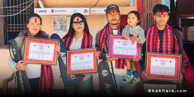 आठबिसकोट नगरपालिकाद्वारा विजेता खेलाडीलाई ब्याडमिन्टन र्‍याकेट र निःशुल्क स्वास्थ्य बिमा 