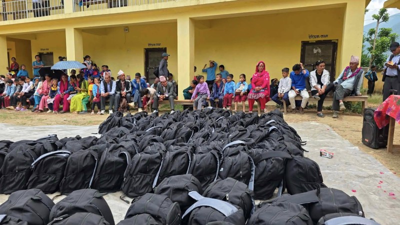 बाँफिकोटका १३५ विद्यार्थीलाई वर्षभरि पुग्ने शैक्षिक सामग्री प्रदान