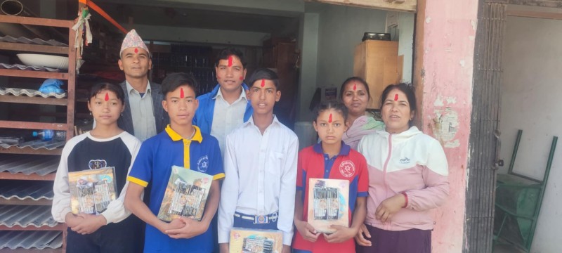 जन्मदिनको अवसरमा बिरामीलाई आर्थिक सहयोग, विद्यार्थीलाई शैक्षिक सामग्री 