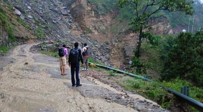 राप्ती राजमार्गः  पहिराले दाङ–सल्यान सडक अवरुद्ध